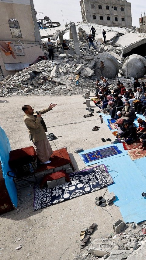 Serangan Israel telah merusak banyak bangunan penting, termasuk masjid yang menjadi tempat ibadah umat Muslim. Foto: REUTERS / Mohammed Salem<br>