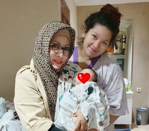 Tutut Soeharto juga hadir saat Danvy melahirkan anak keduanya pada 14 Desember 2020 lalu. Putra kedua Danvy dan Ajie tersebut diberi nama Aryandra Athallah Sulistiyo Rukmana. Momen ini Tutut bagikan di Instagram pribadinya.