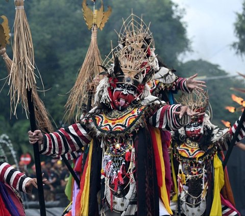 FOTO: Semarak Parade Tarian Ogoh-Ogoh Menjelang Hari Raya Nyepi di Bali