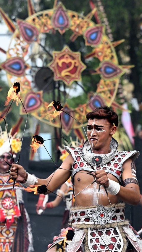 Selain itu, parade ini menjadi atraksi yang sangat menarik dan menghibur bagi warga Bali dan wisatawan yang datang berkunjung ke Bali. Foto: AFP / SONNY TUMBELAKA<br>