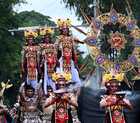 FOTO: Semarak Parade Tarian Ogoh-Ogoh Menjelang Hari Raya Nyepi di Bali