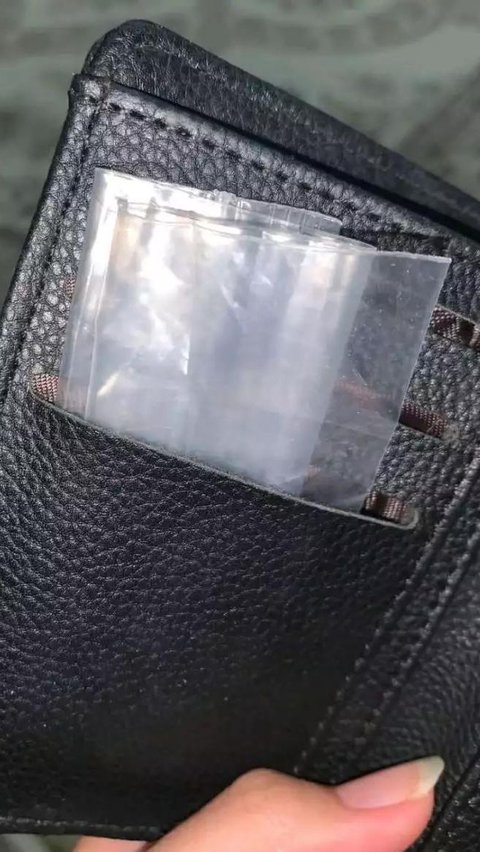 Initially Impressed Scary, This Girl Always Carries a Strand of Hair in Her Wallet Everywhere, Her Reason Makes You Touched