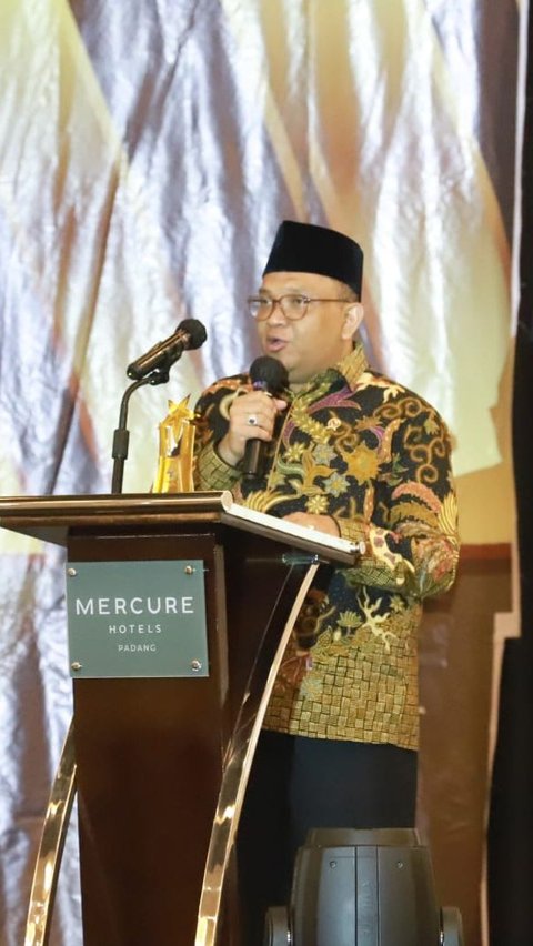 Wamenaker Afriansyah Receives National Minang Figure Award for Human Resource Care