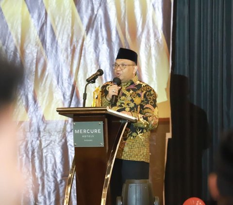 Deputy Minister Afriansyah Receives National Minang Figure Award for Caring about Human Resources