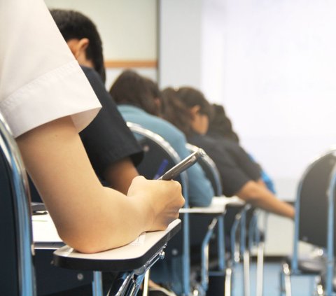 Failed Plan to Help Younger Sibling Pass Exam, Older Sibling Pretends to be a Police Officer and Gets Caught by Real Officer