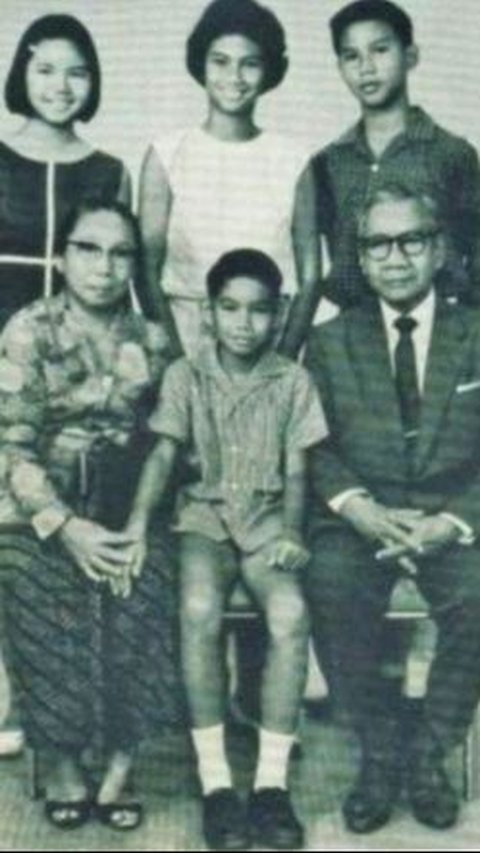 Foto Lawas Keluarga Besar Soemitro Djojohadikoesoemo yang Jarang Terekspos, Netizen 'Keluarga Kelas Priyayi'<br>