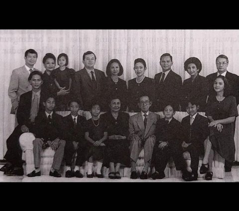 Foto Lawas Keluarga Besar Soemitro Djojohadikoesoemo yang Jarang Terekspos, Netizen 'Keluarga Kelas Priyayi'