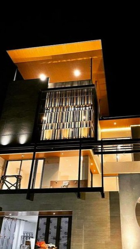 This is a picture of Jonatan Christie's luxury house located in the Jatinegara area, East Jakarta. Apparently, the residence has just been completed.