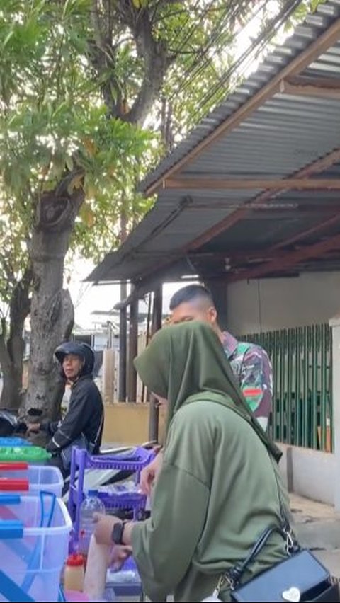 Momen Kompak Prajurit TNI dan Istri Jualan Es di Pinggir Jalan, Kerja Kerasnya jadi Sorotan<br>