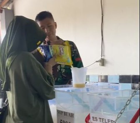 Momen Kompak Prajurit TNI dan Istri Jualan Es di Pinggir Jalan, Kerja Kerasnya jadi Sorotan