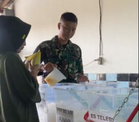 Momen Kompak Prajurit TNI dan Istri Jualan Es di Pinggir Jalan, Kerja Kerasnya jadi Sorotan