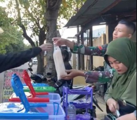 Momen Kompak Prajurit TNI dan Istri Jualan Es di Pinggir Jalan, Kerja Kerasnya jadi Sorotan