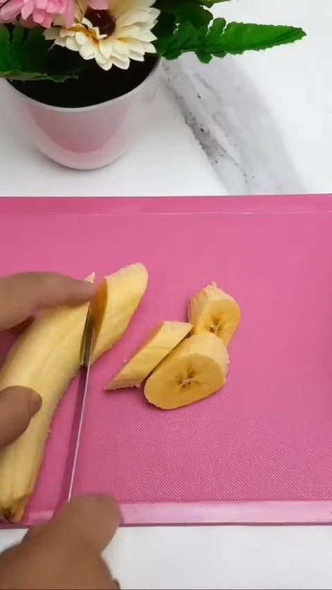 Kupas dan Potong Pisang