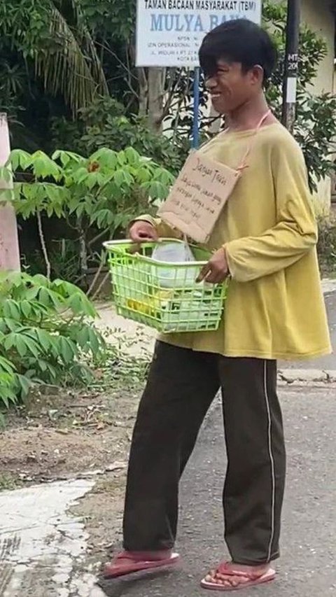 Kemauan Keras Penyandang Disabilitas ini Mencari Uang Halal Panen Pujian, Tulisan Digantung di Lehernya Bikin Sedih<br>