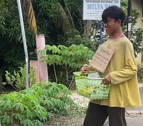 Kemauan Keras Penyandang Disabilitas ini Mencari Uang Halal Panen Pujian, Tulisan Digantung di Lehernya Bikin Sedih