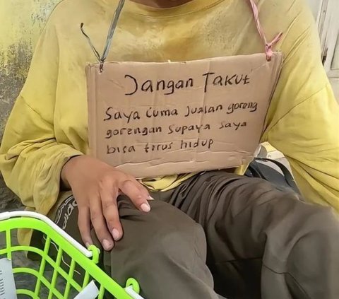 Kemauan Keras Penyandang Disabilitas ini Mencari Uang Halal Panen Pujian, Tulisan Digantung di Lehernya Bikin Sedih