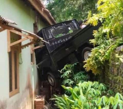 Viral Mobil Tiba-Tiba Tabrak Rumah hingga Masuk Kamar, Begini Kondisinya