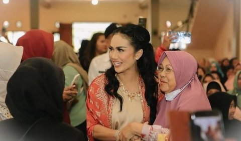 Interaksi Kris Dayanti dengan Masyarakat