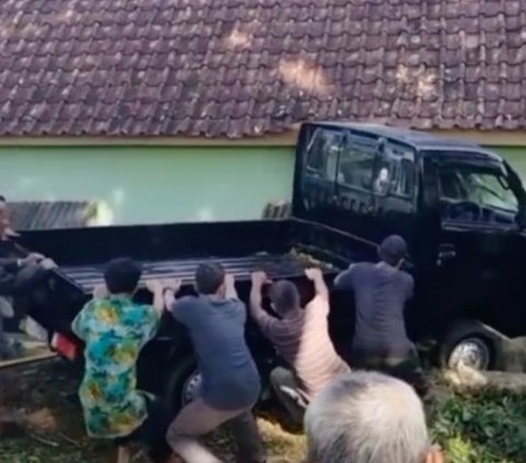 Viral Mobil Tiba-Tiba Tabrak Rumah hingga Masuk Kamar, Begini Kondisinya