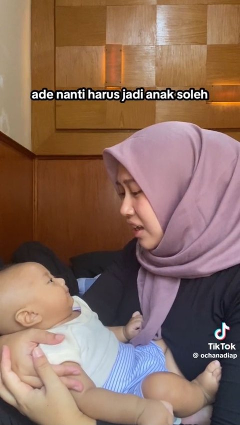 Ia juga mengatakan pada anaknya, jika besar nanti ia harus menjadi anak baik dan saleh.