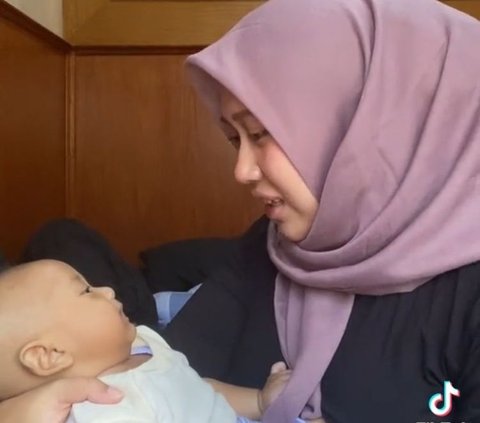 Viral Momen Seorang Ibu Pamit Kerja Pada Anaknya usai 3 Bulan Cuti Melahirkan, Bikin Haru
