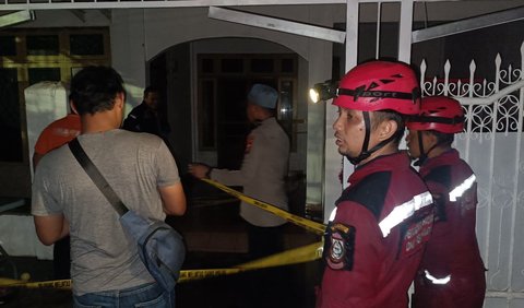 Kebakaran melanda rumah di Jalan Perumnas Antang Blok 8 Kecamatan Manggala, Kota Makassar, Selasa (19/3) malam.<br>