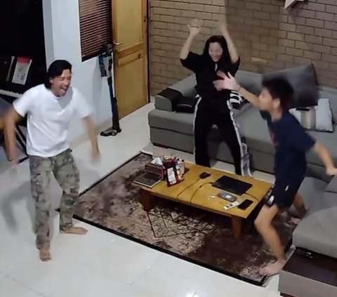Aksi Random Keluarga Hesti Purwadinata yang Terekam CCTV, Tiba-tiba Joget Bareng di Ruang Keluarga