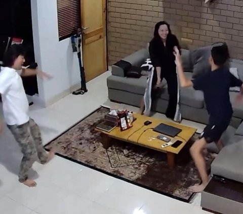 Aksi Random Keluarga Hesti Purwadinata yang Terekam CCTV, Tiba-tiba Joget Bareng di Ruang Keluarga