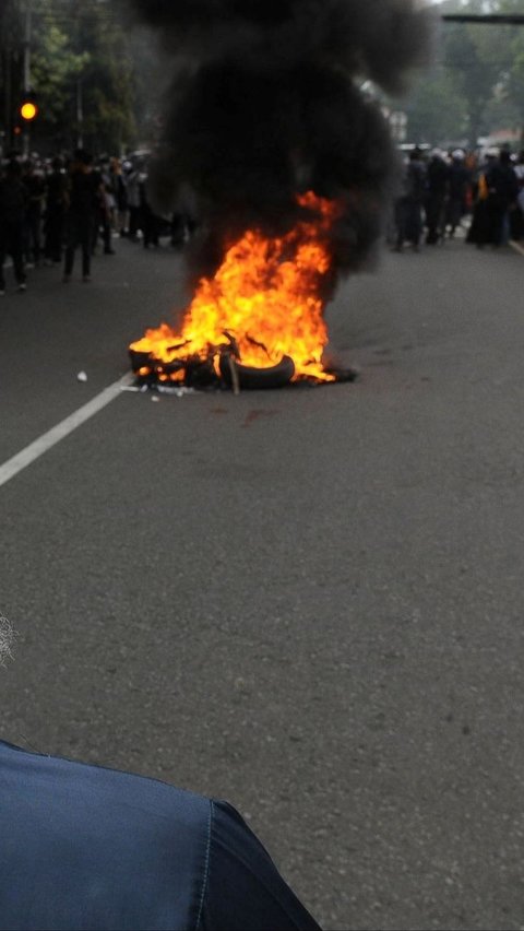 Malam Hari Demo Ricuh, Pendemo Vs Polisi Berhadap-Hadapan Depan DPR 