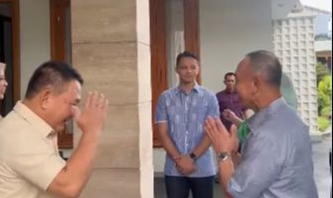 Momen Hormat Dudung Bertemu Eks Kasad Mulyono, Jenderal Bersahaja Buang Pangkat Depan Prajurit