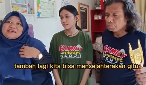 Setelah keluar dari pekerjaan, Tisman dan istrinya memulai bisnis kerupuk kulit dari nol.