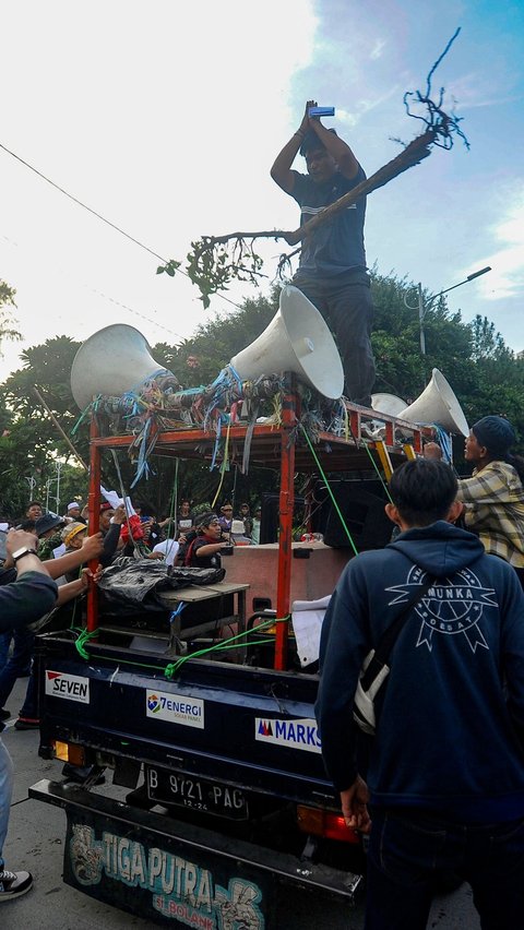 Demo Ricuh Depan DPR Dibubarkan Polisi, Massa Dipukul Mundur