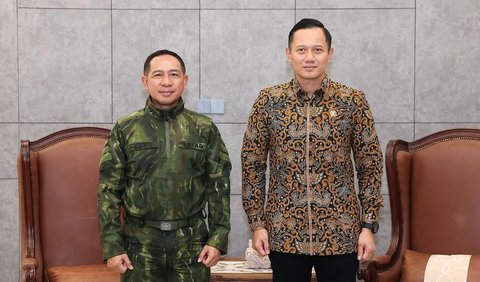 Agus terlihat hadir menggunakan kemeja bermotif batik warna cokelat.