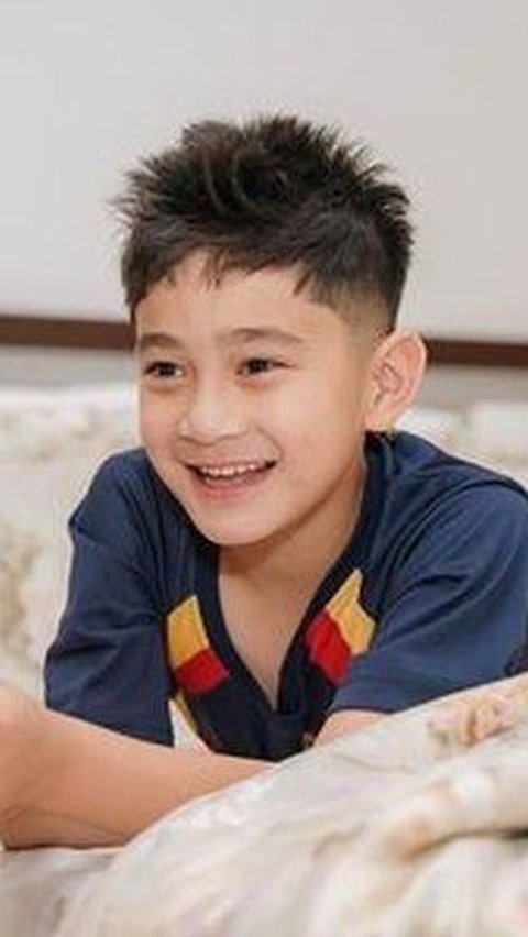 Rafathar, the son of Raffi Ahmad and Nagita Slavina, has a handsome and expensive appearance, suitable as a young master.