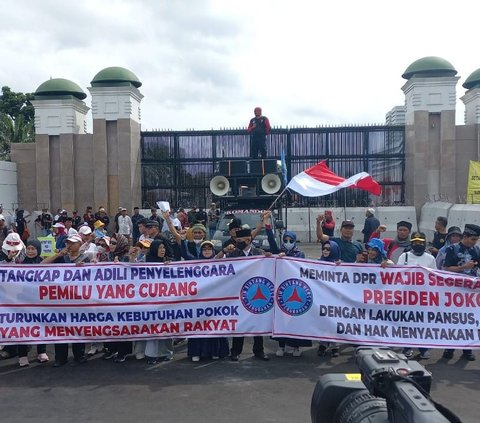 Polisi Amankan 16 Orang saat Demo Ricuh di DPR dan KPU