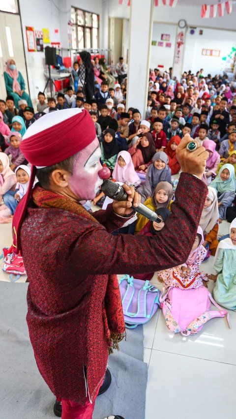 Ustaz Yahya menggunakan kostum badut syariah saat memberikan ceramah dan pendidikan agama kepada anak anak di kegiatan pesantren kilat. Foto: Liputan6.com / Angga Yuniar<br>