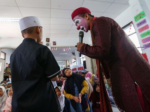FOTO: Keunikan Dakwah Keliling Oleh Ustaz Yahya, Ajarkan Anak-Anak Usia Dini Pendidikan Islam dengan Kostum Badut