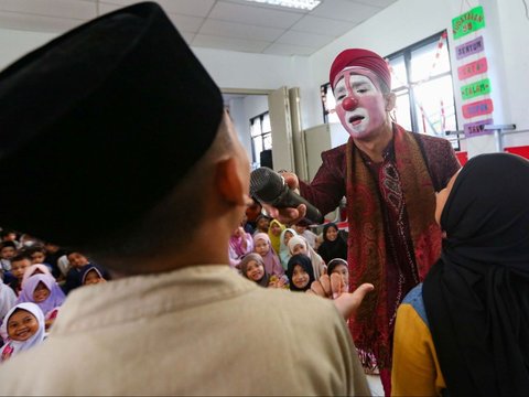 FOTO: Keunikan Dakwah Keliling Oleh Ustaz Yahya, Ajarkan Anak-Anak Usia Dini Pendidikan Islam dengan Kostum Badut