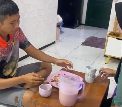 Romantis, Prajurit TNI dan Sang Istri Makan Sepiring Berdua Saat Sahur Bikin Baper