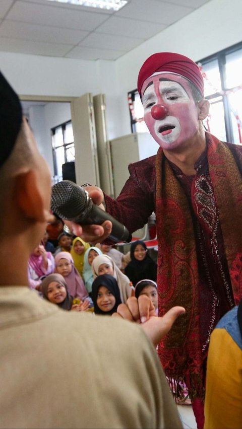 FOTO: Keunikan Dakwah Keliling Oleh Ustaz Yahya, Ajarkan Anak-Anak Usia Dini Pendidikan Islam dengan Kostum Badut<br>