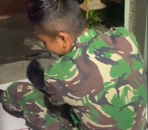 Romantis, Prajurit TNI dan Sang Istri Makan Sepiring Berdua Saat Sahur Bikin Baper