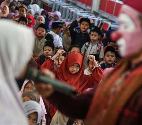 Antusiasme anak-anak saat mendengarkan dakwa ustaz Yahya Edward Hendrawan yang mengisi kegiatan pesantren kilat Ramadan 1445 Hijriah di SDN Pakualam 01, Kota Tangerang Selatan, Banten, Rabu (20/3/2024).  Foto: Liputan6.com / Angga Yuniar