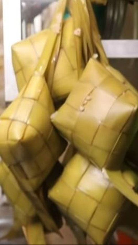 Ketupat yang sudah matang harus didinginkan dengan cara digantung terlebih dulu. <br>