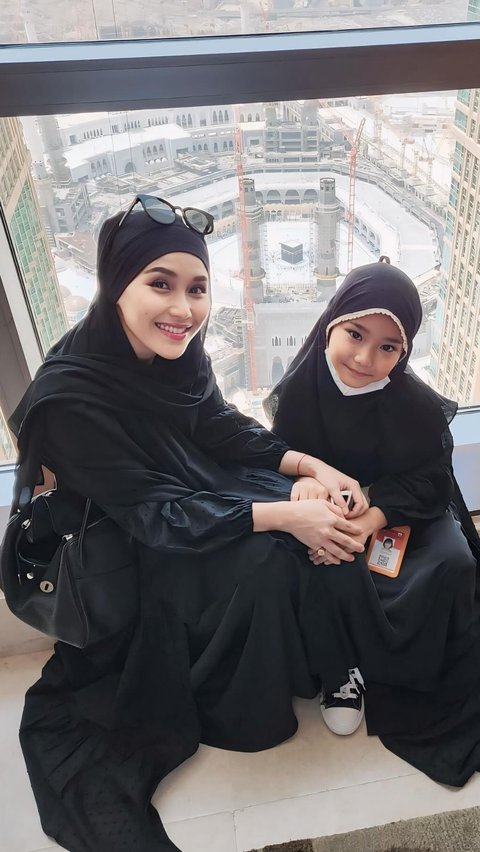 Foto-foto Bilqis Anak Ayu Ting Ting Tampil Mengenakan Hijab, Penampilannya Tak Kalah Cantik dari Sang Bunda