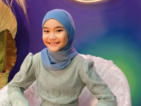 Foto-foto Bilqis Anak Ayu Ting Ting Tampil Mengenakan Hijab, Penampilannya Tak Kalah Cantik dari Sang Bunda