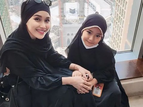 Foto-foto Bilqis Anak Ayu Ting Ting Tampil Mengenakan Hijab, Penampilannya Tak Kalah Cantik dari Sang Bunda