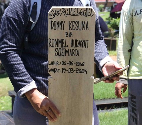 FOTO: Momen Pemakaman Donny Kesuma di TPU Tanah Kusir Diiringi Penuh Isak Tangis Keluarga
