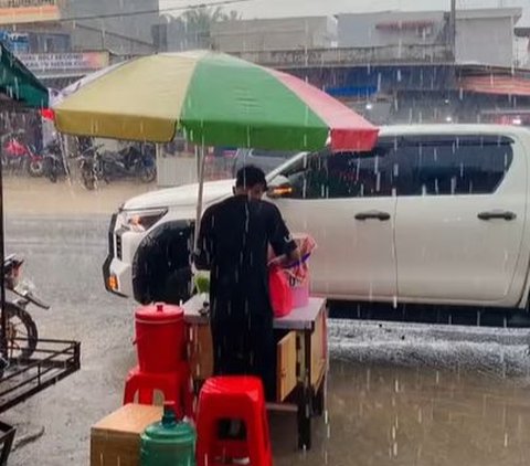 Tetap Dagang Takjil Meski Hujan Deras, Momen Penjual Es Buah Sabar Menanti Pembeli Ini Curi Perhatian