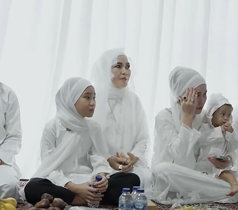 Foto-foto Bilqis Anak Ayu Ting Ting Tampil Mengenakan Hijab, Penampilannya Tak Kalah Cantik dari Sang Bunda