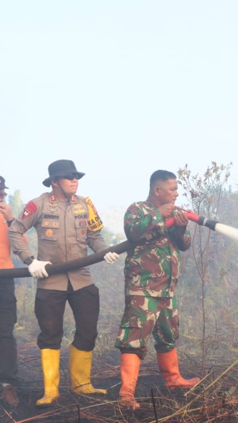 Heroik, Potret Kapolres di Riau Seberangi Sungai Hingga 'Belah Hutan' Demi Padamkan Kebakaran Lahan Sawit